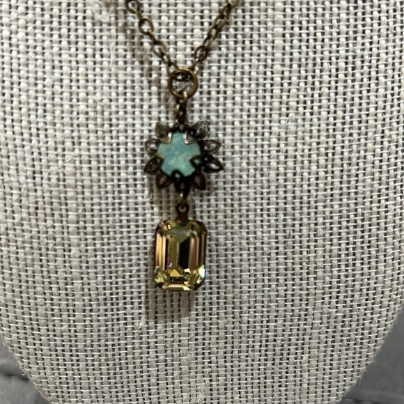 Large Crystal stones 16” necklace like new - Picture 2 of 4